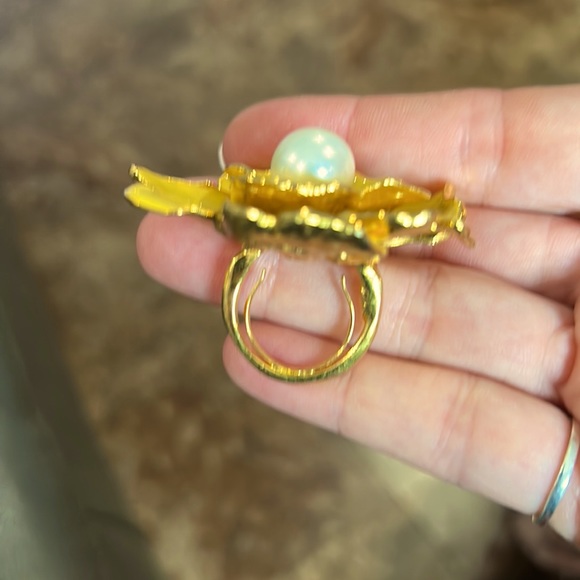 Gorgeous statement ringšŗ - Picture 2 of 3